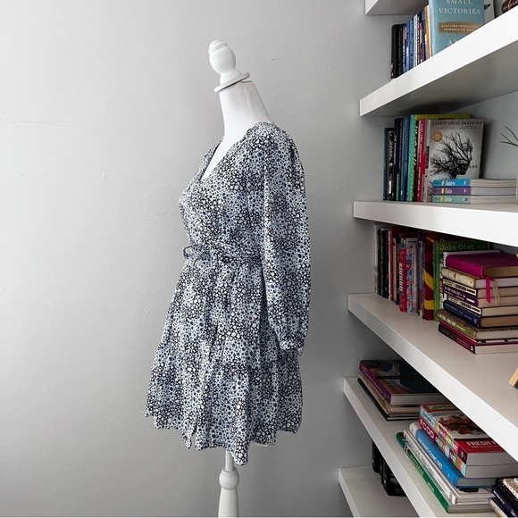 Madewell Blue & White Crinkle Wrap Mini Dress in Quilted Floral Sz 2 - Picture 9 of 16